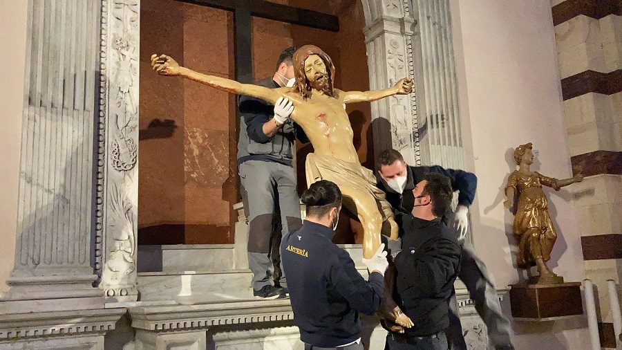 La movimentazione del Crocifisso del Vecchietta