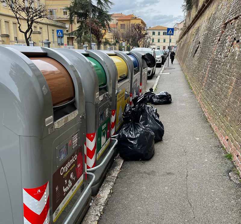 I rifiuti in via Porciatti