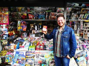 Michele davanti alla sua edicola