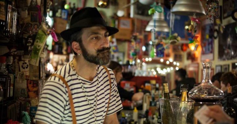 Luigi Ambrosio dietro il banco del suo Caffè Ricasoli