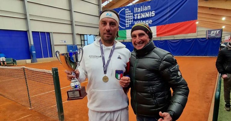 Luca Rosatone con la coppa di campione italiano over 45 di tennis