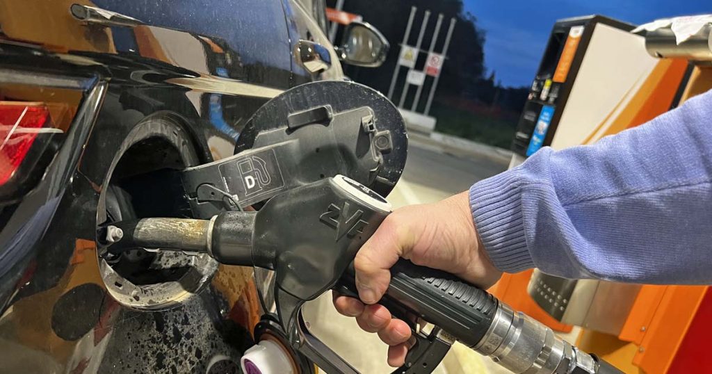In molte pompe il gasolio costa più della benzina
