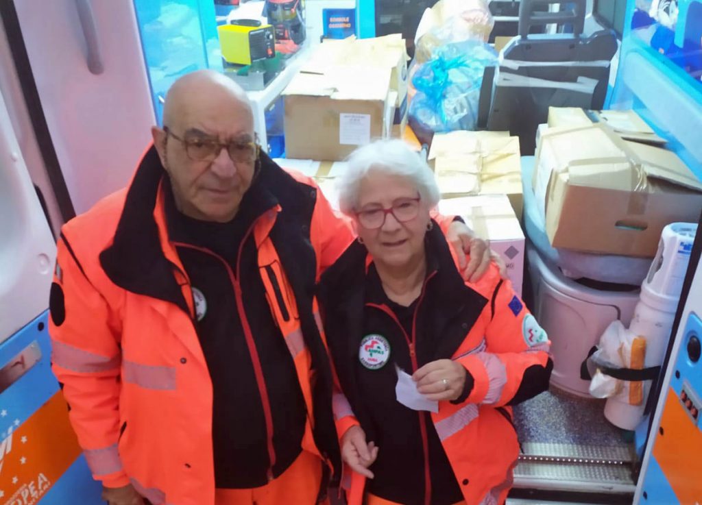 Due volontari della Pubblica Assistenza di Sassofortino con gli aiuti raccolti