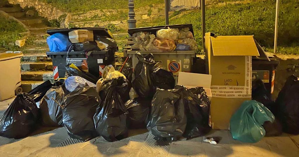 I rifiuti in via Saffi la sera del 2 marzo 2022