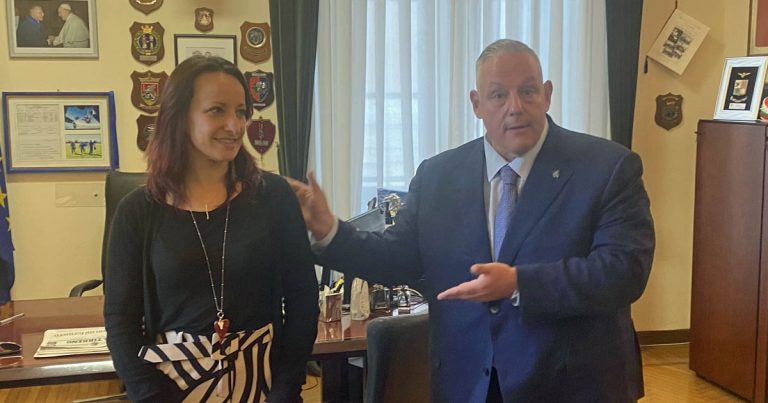 Il sindaco Vivarelli Colonna con l'assessora Simona Rusconi