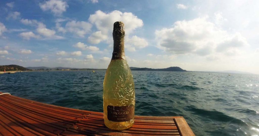 Una delle bottiglie affinate in mare, pronta per essere assaggiata