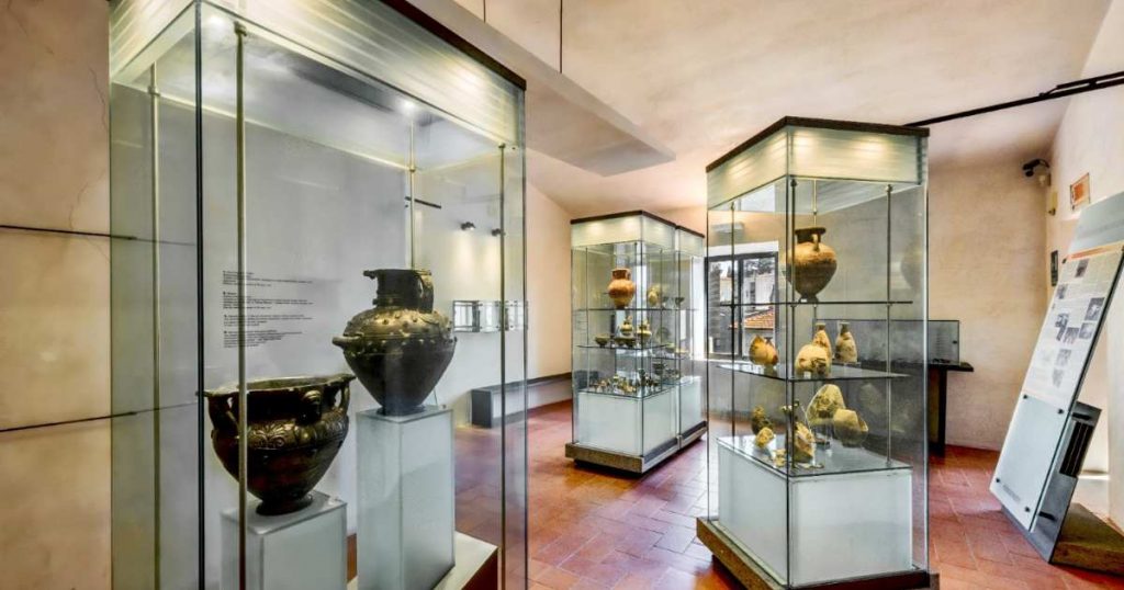 Una sala del museo archeologico di Pitigliano