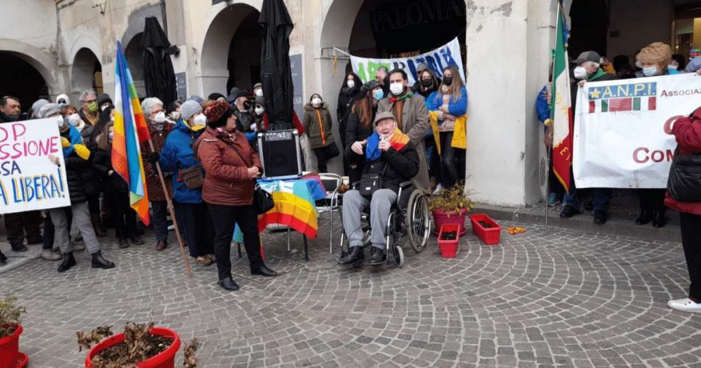 Nello Bracalari in piazza alla manifestazione per l'Ucraina