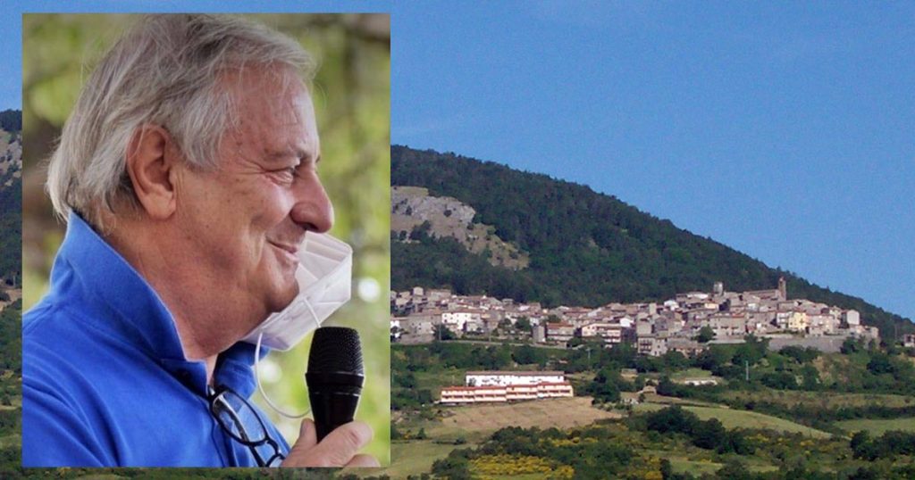 Una veduta di Castell'Azzara e il sindaco Maurizio Coppi