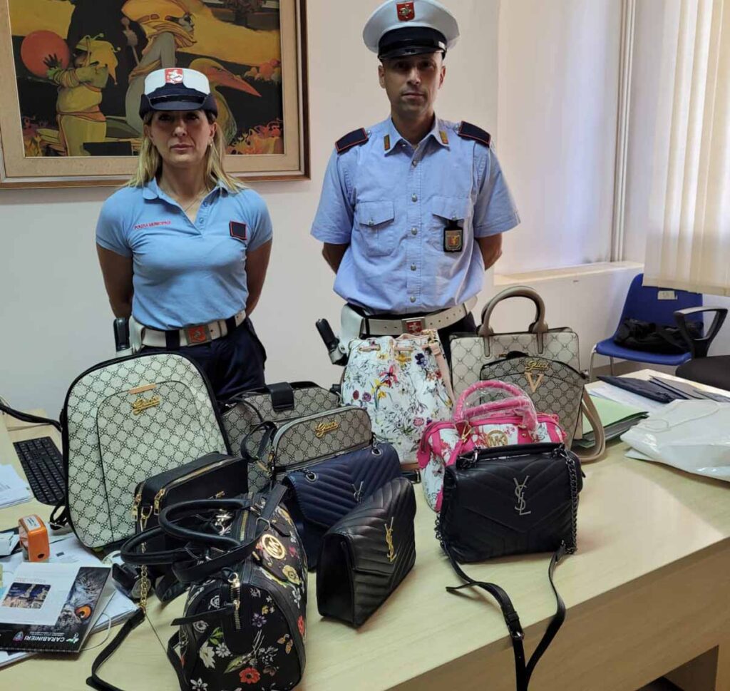 Le borse sequestrate dalla polizia municipale di Manciano