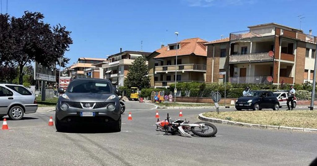 Un'immagine dell'incidente, a terra la moto dei due minorenni