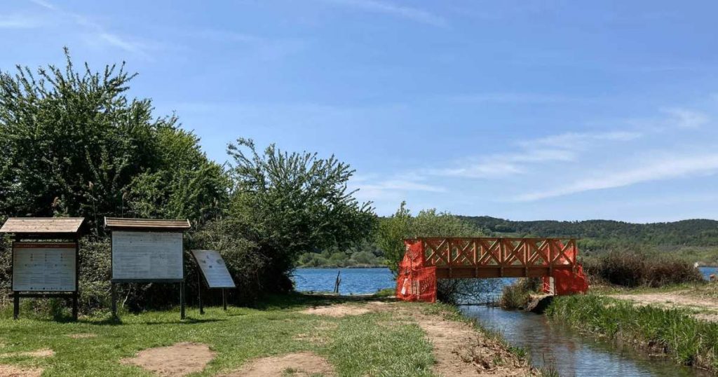 Il ponte in legno sul lago dell'Accesa