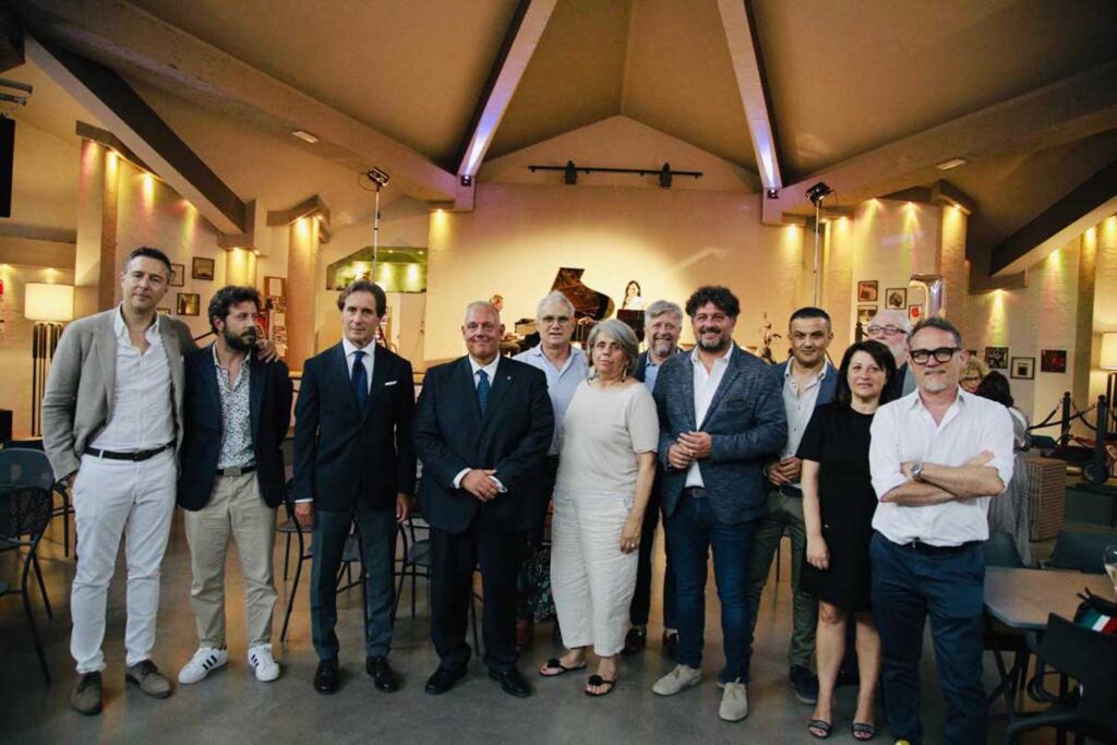 La giunta, il questore Mannoni e gli altri ospiti con Luca Terrosi di Uscita di Sicurezza nella "nuova" sala Eden