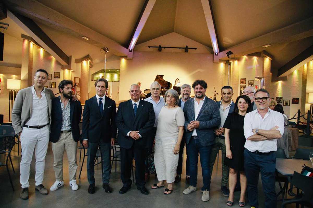 La giunta, il questore Mannoni e gli altri ospiti con Luca Terrosi di Uscita di Sicurezza nella "nuova" sala Eden