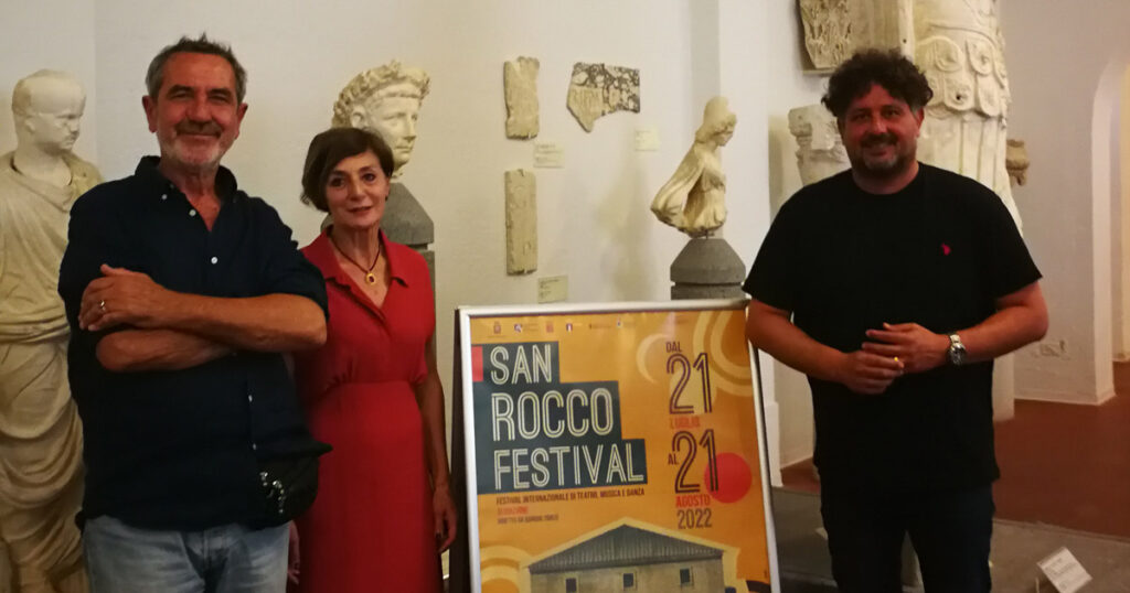 Giorgio Zorcù, direttore artistico del San Rocco Festival; Loretta Teresini, presidente Proloco Marina e Principina; l'assessore alla Cultura, Luca Agresti.