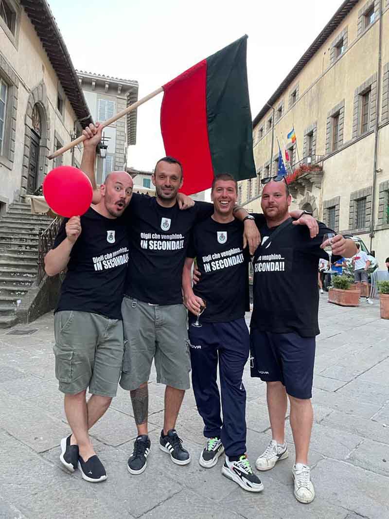 Simone Coppi (secondo da sinistra) festeggia in piazza Santa Fiora
