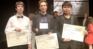 I tre finalisti, da sinistra Arsenii Lanin, il vincitore Mikhail Kambarov e Junlin Wu