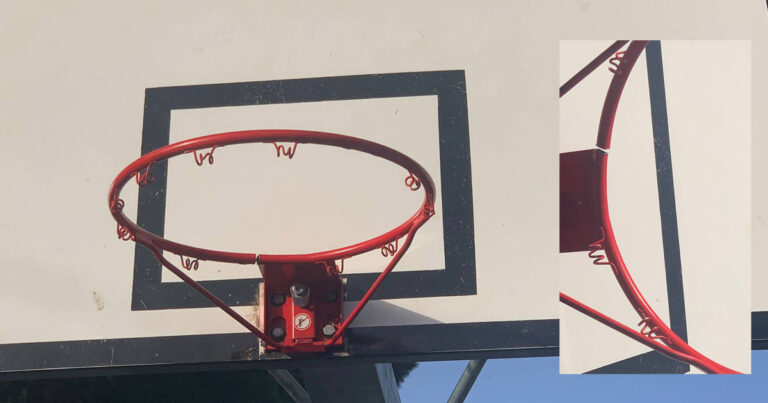 Il canestro rotto di nuovo in piazza Lulli