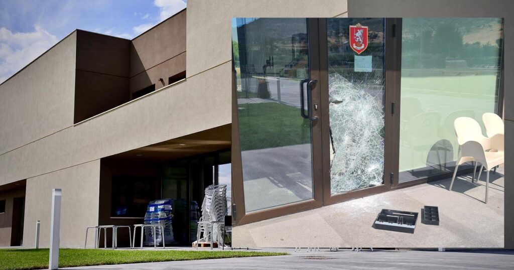 La porta a vetri spaccata al centro sportivo di Roselle
