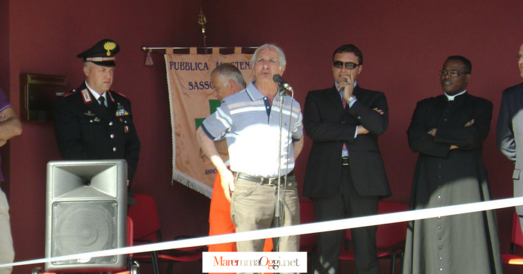 In una foto di qualche anno fa: al centro Marino Conti, a destra l'ex sindaco Leonardo Marras, a sinistra l'ex comandante dei carabinieri, Giorgio Poggetti