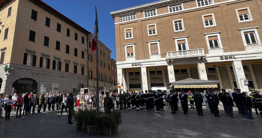 La bandiera italiana sul pennone in piazza Dante