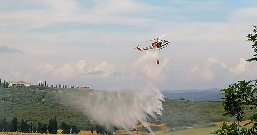 L'elicottero in azione foto Marco Stefanini