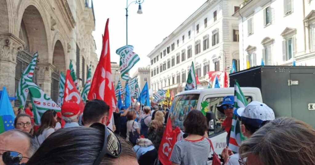 La manifestazione dei sindacati della scuola a Roma