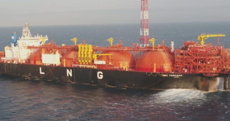 La nave che ha a bordo il rigassificatore