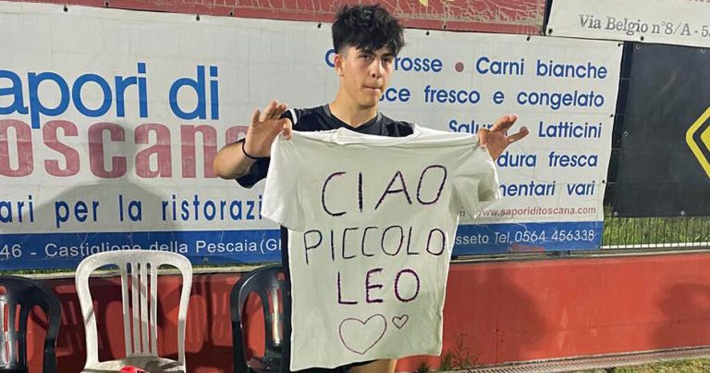 Filippo Temperani con la maglietta dedicata a Leonardo Mazzei (foto Andrea Luzzetti)