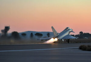 Un Eurofighter al decollo