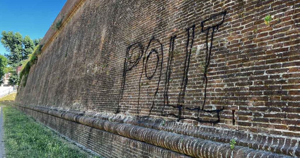 La scritta sulle Mura sotto a via Porciatti