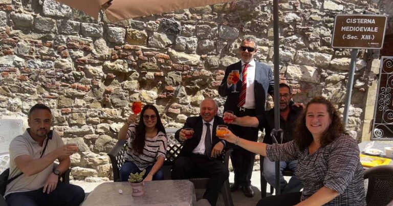 Il sindaco fa festa con la maggioranza con un aperitivo in piazza a Campagnatico