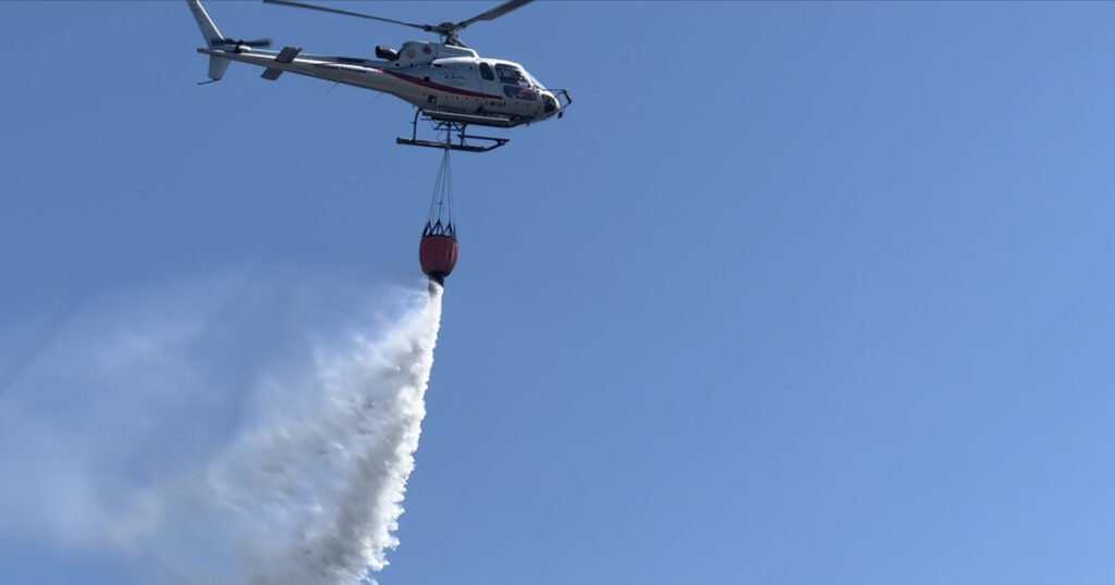 L'elicottero dei vigili del fuoco in azione