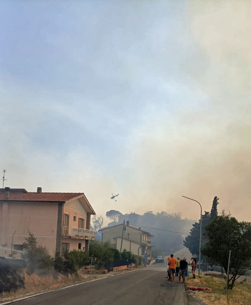 L'incendio all'ingresso del paese di Cinigiano