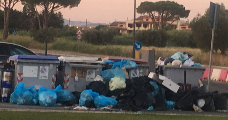 I cassonetti in via Alberto Sordi, una roba da non credere
