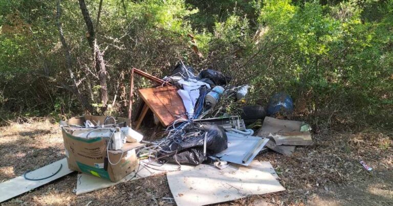 I rifiuti abbandonati vicino alla stazione di Roccastrada