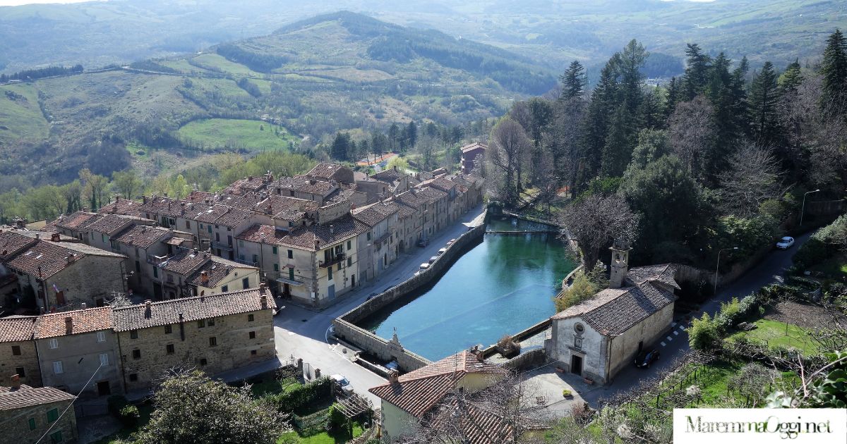 Una vista di santa Fiora con la sua peschiera