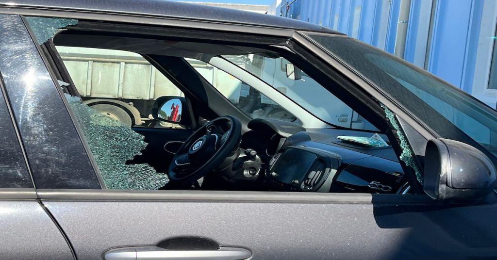Auto danneggiate, una macchina con il vetro spaccato (foto d'archivio)