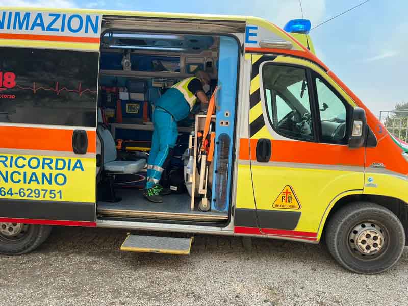 L'ambulanza della Misericordia di Manciano sul posto