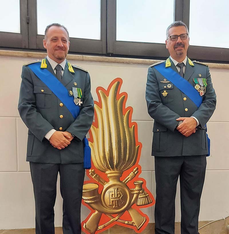 A sinistra il nuovo comandante Nicola Piccinni, a destra il comandante uscente, Cesare Antuofermo