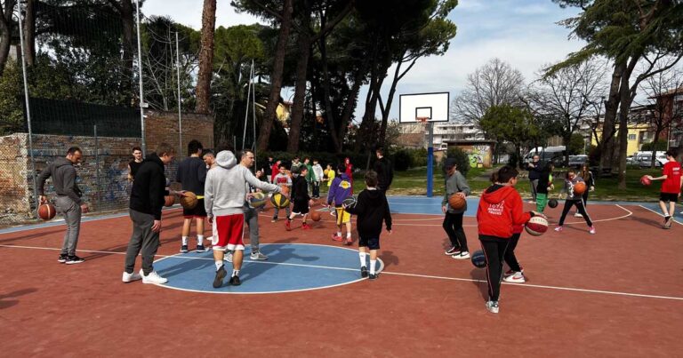 Piazza Lulli, il flash mob del marzo scorso, dopo che fu segato un canestro