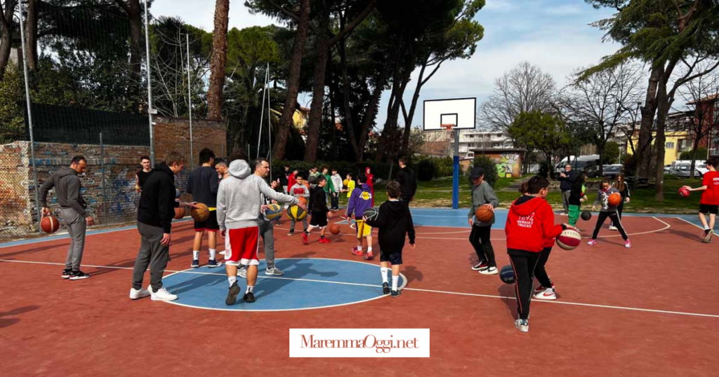 Il campo da basket in piazza Lulli a Grosseto