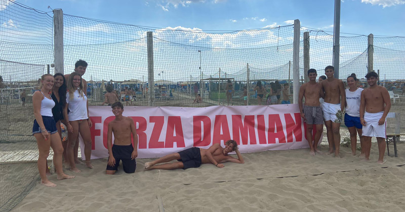Giallone di San Lorenzo di beach tennis, lo striscione per Damiano