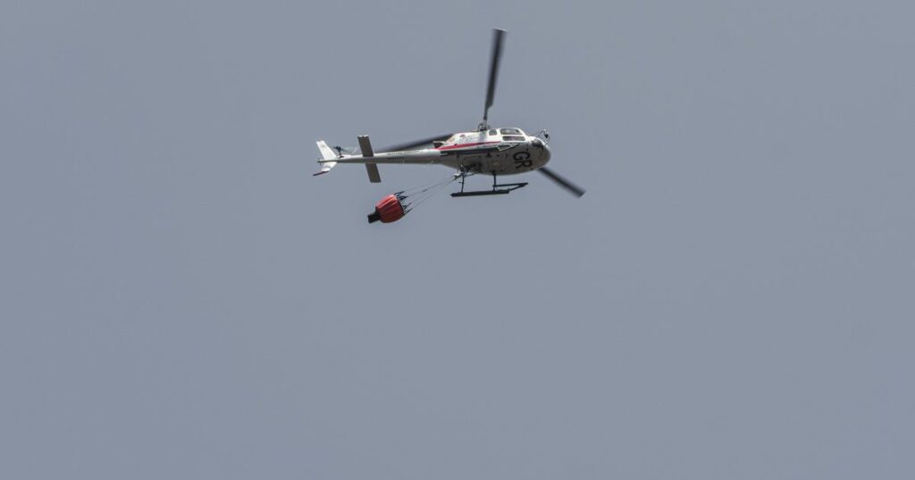 un elicottero antincendio in azione