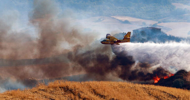 L'incendio a Manciano con un Canadair in azione (foto Alessandro Conti)
