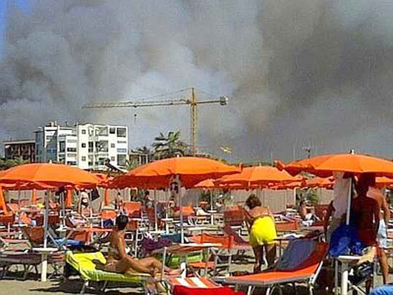 Incendio a Marina di Grosseto 2012: il fumo visto dalla spiaggia