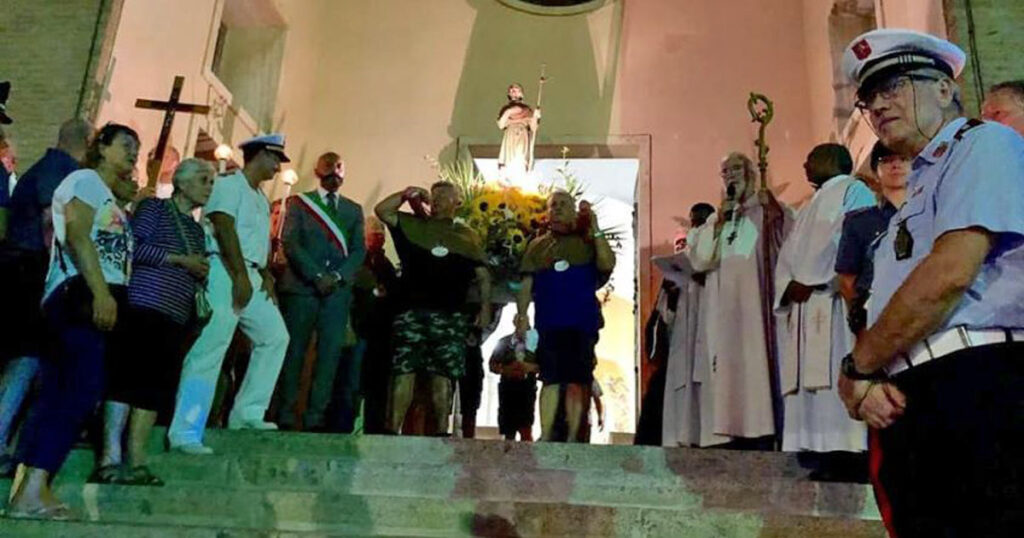 La processione di San Rocco in partenza dalla chiesa di Marina di Grosseto