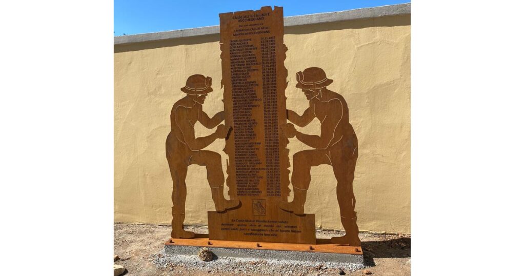 La stele in ricordo dei minatori a Boccheggiano