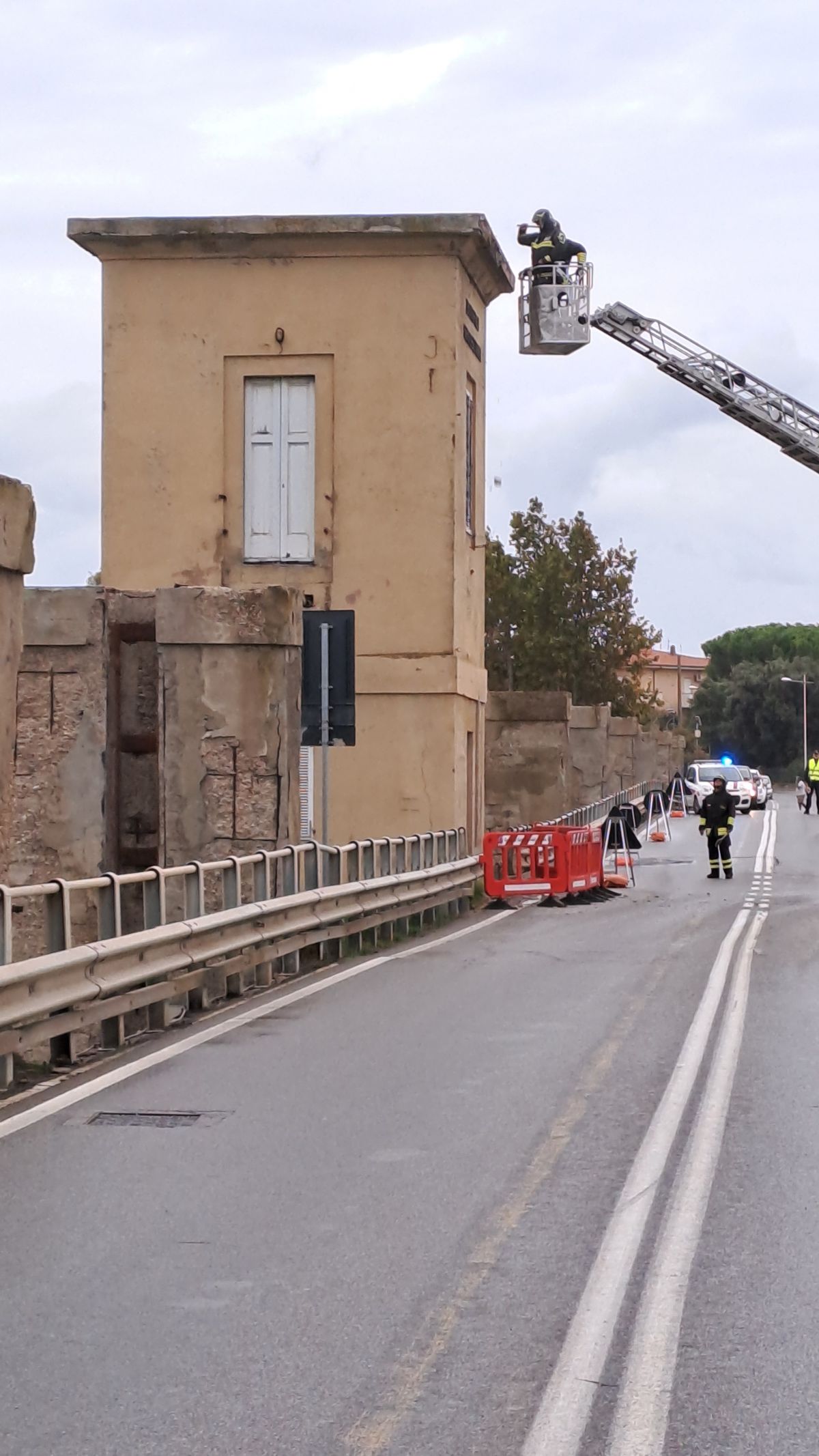 Crolla il cornicione della palazzina del Ponte traffico in tilt