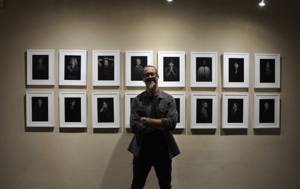 Francesco Minucci davanti alle sue opere @maremmaoggi